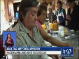 Adultas mayores crean manualidades con objetos reciclables