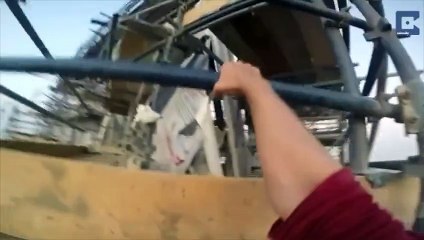 Un homme réalise le drapeau humain du haut d'un gratte-ciel de Dubaï