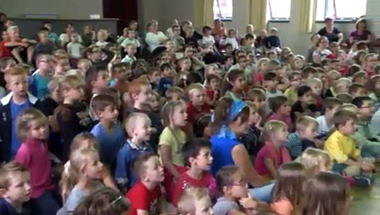 Spectacle d'arts de la rue pour les Accueils de loisirs Festival Un Été dans l'Aisne_ Lupus in Fabula