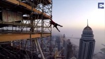 Un homme réalise le drapeau humain du haut d'un gratte-ciel de Dubaï