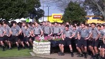 Des lycéens néo-zélandais rendent un hommage émouvant à leur professeur décédé avec un Haka