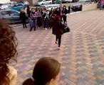 Vecchia che balla alla manifestazione studenti di Larino!
