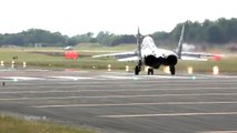 Un avion de chasse MiG-29 fait un décollage vertical