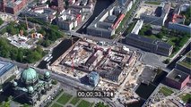 Umgestaltung des Schlossplatz durch die Baustelle zum Neubau des Humboldt - Forum in Berlin - Mitte