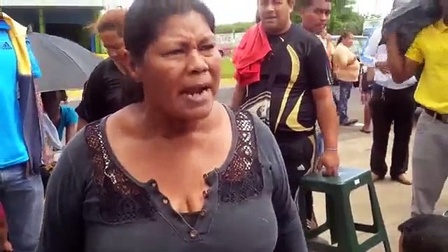 Así reaccionó una compradora al exponer quejas en cola de Mercal de San Félix