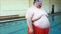 Şişman Adamın Kendini Havuza Bırakması