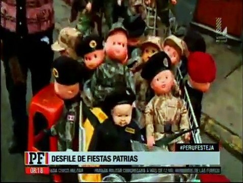 Parada Militar: Ambulantes venden muñecas con uniformes militares