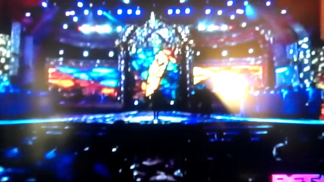 Whitney Houston, I Look to You feat Kim Burrell