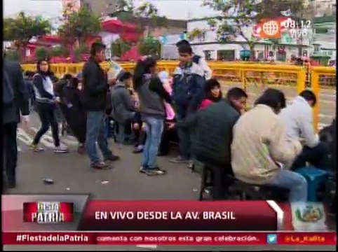 Parada Militar: ambulantes venden sillas y lugares en av. Brasil