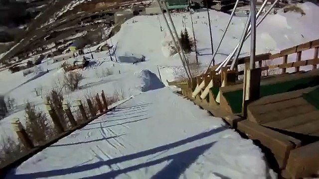 Fille terrifiée par son tout premier saut à ski! Hilarant...