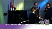 Gregor Bak en Rene van Kooten spelen lied 'Samen voor de Voedselbank'
