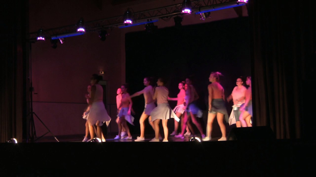 les ADOS(Wiggle) + BLAZY et LEXA ( la danse de l'été) Gala de danse du 20 JUIN 2015 ESTISSAC