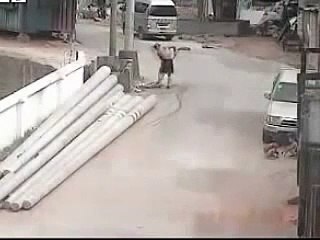 حوادت خطيرة  سيارة تدهس  طفلين  صغيرين 2