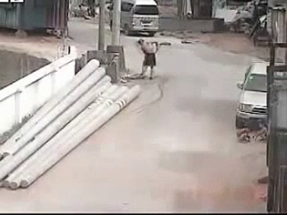 حوادت خطيرة  سيارة تدهس  طفلين  صغيرين 2