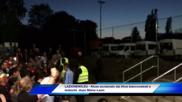 29.7.15 - Miro Klose firma autografi acclamato dai tifosi dopo Mainz-Lazio