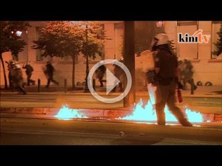 Sidang parlimen Greece diserang bom petrol