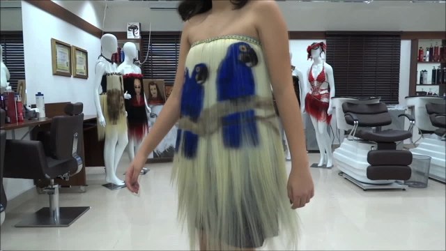 Cabeleireira brasileira chama a atenção internacional por fazer roupas com...cabelo!