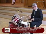 The former president of Latvia (Valdis Zatlers) plays a little drum groove (remix)