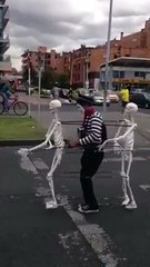 مردوں کے ساتھ سڑک پر ڈانس