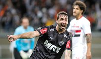 Pratto brilha, Galo vence o São Paulo e segue firme na liderança