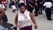 Une foule de noirs américain chante 'Alright' de Kendrick Lamars pour protester contre le harcelement policier