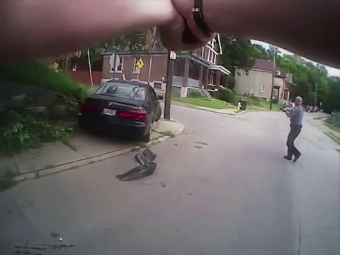 Police officer stops and shoots black driver without licence!