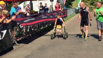 Un garçon de 8 ans atteint d'infirmité motrice cérébrale fini un triathlon au courage - Magique