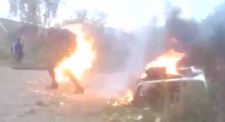 Un russe se met au dessus du feu pour faire sécher son jean recouvert de vodka