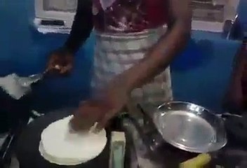 Hebat skil mereka masak roti ni. Ada sesiapa nak rasa
