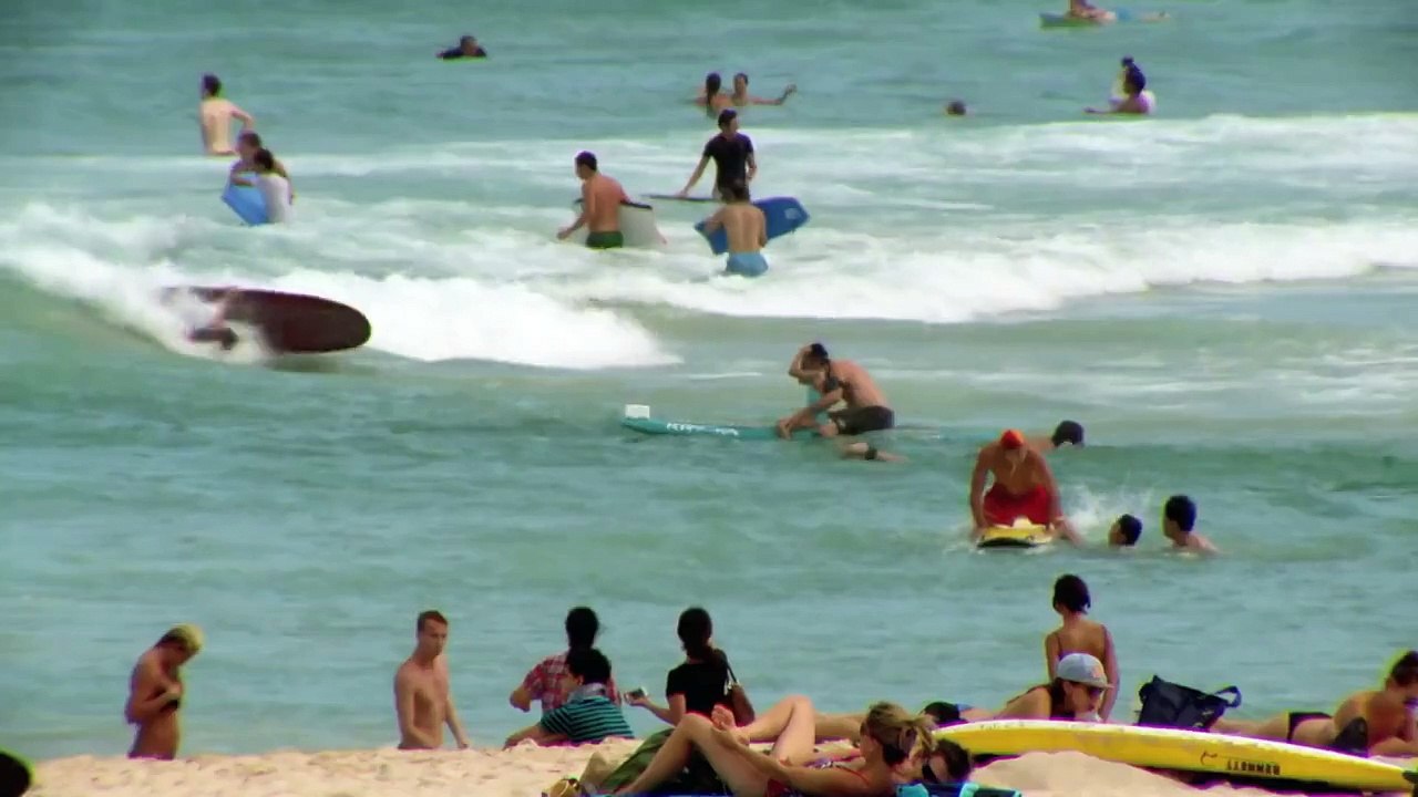 Un sauveteur sauve une petite fille qui se noie sur la plage de Bondi (Sydney)