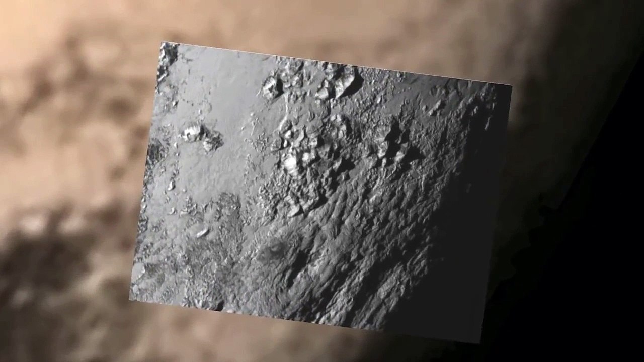 Montagnes sur Pluton et Canyons sur Charon