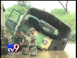 Download Video: Gujarat Floods : Army vehicle overturns on waterlogged road, Banaskatha - Tv9 Gujarati