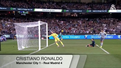 Cristiano Ronaldo waving to the crowd in Hala style.You can follow more exclusive content in RealMadridApp.com