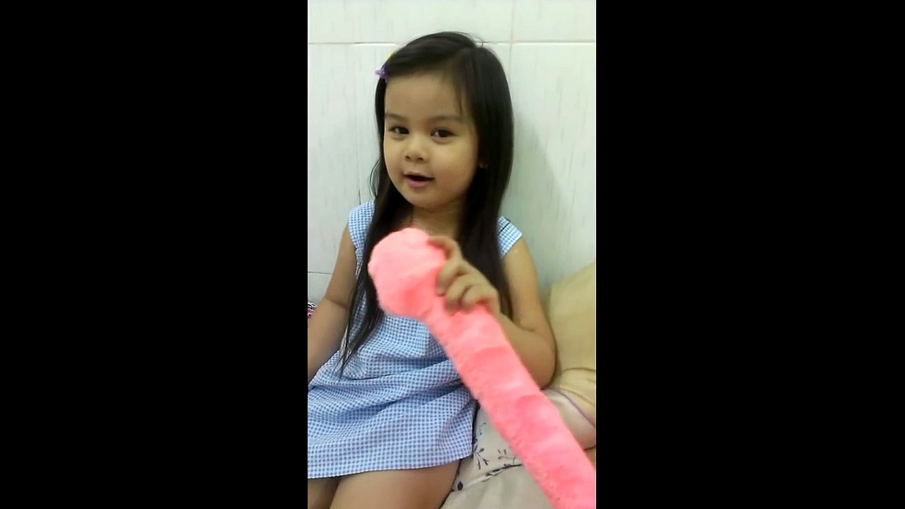 Chuyện lạ Việt Nam - Em bé lật lưỡi cực hay!