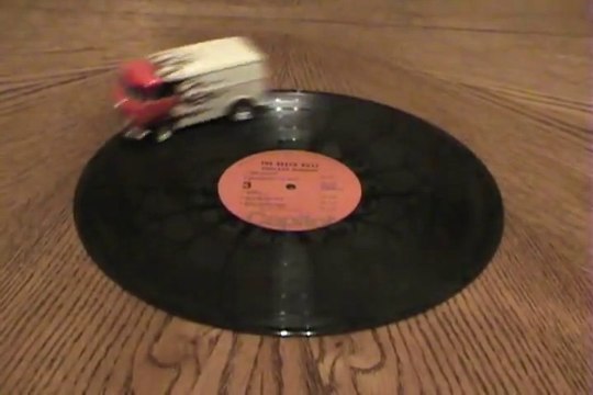 Un Van Transporter Volkswagen lit les disques vinyles...