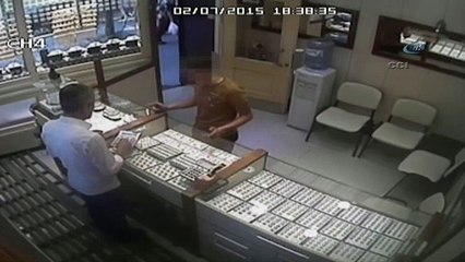 Bilezikleri alıp kaçtı