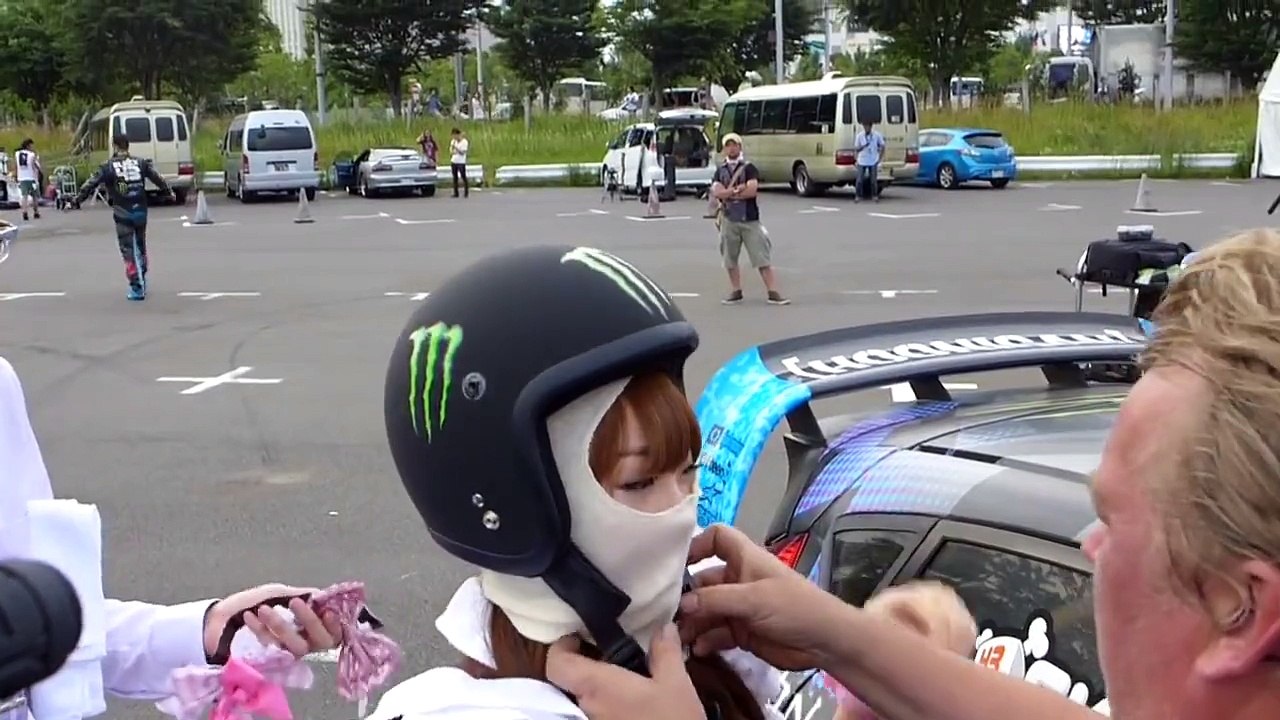 メイド嬢スカートで挑むケンブロックの同乗 DRIVE KEN BLOCK's TOKYO EXPERIENCE
