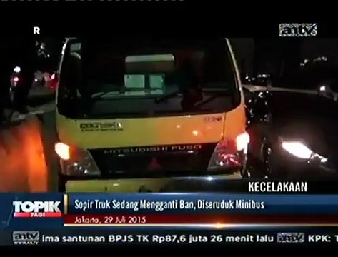 Sebuah Mobil Mewah Hantam Truk di Jalan Layang Non Tol Casablanca