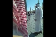 جلد شيعي ايراني تبول عند قبر عمر بن الخطاب