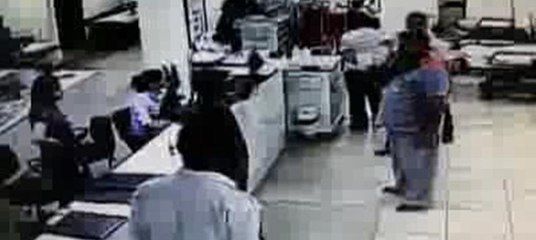 Elinde tabancayla acil servisi bastı...O anlar kamerada