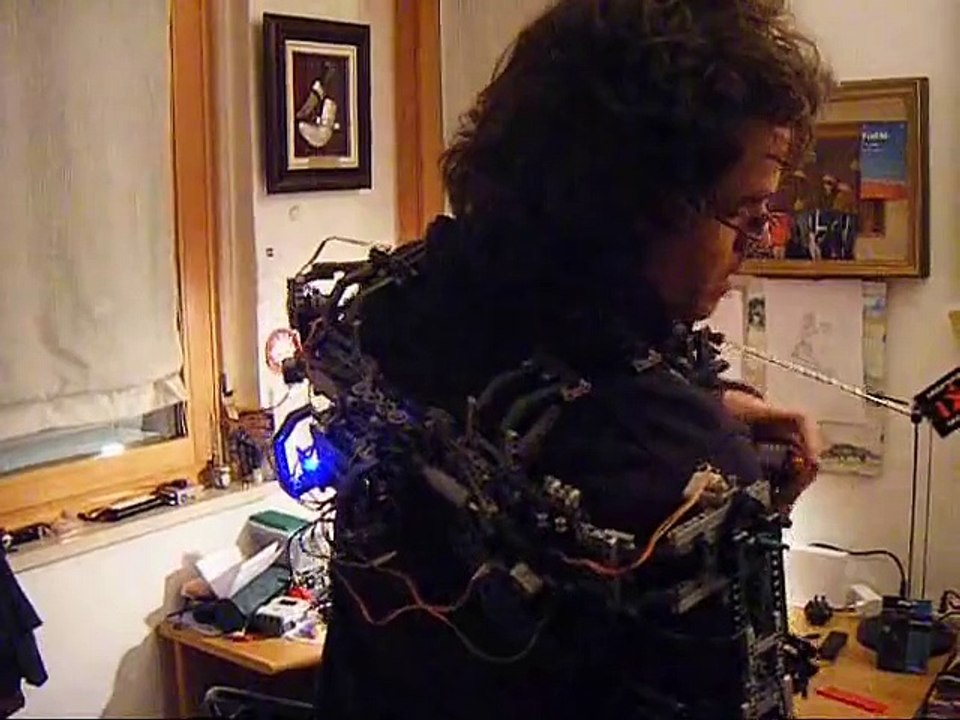 Il construit un exosquelette pour controler un robot comme dans le film Pacific Rim