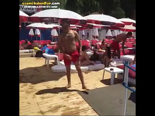 Plajlardaki Kızlara Hava Atmak İçin Yapılan Bırçı Atlayışı