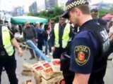 Brutalny atak straży miejskiej na sprzedawcę truskawek - centrum Warszawy