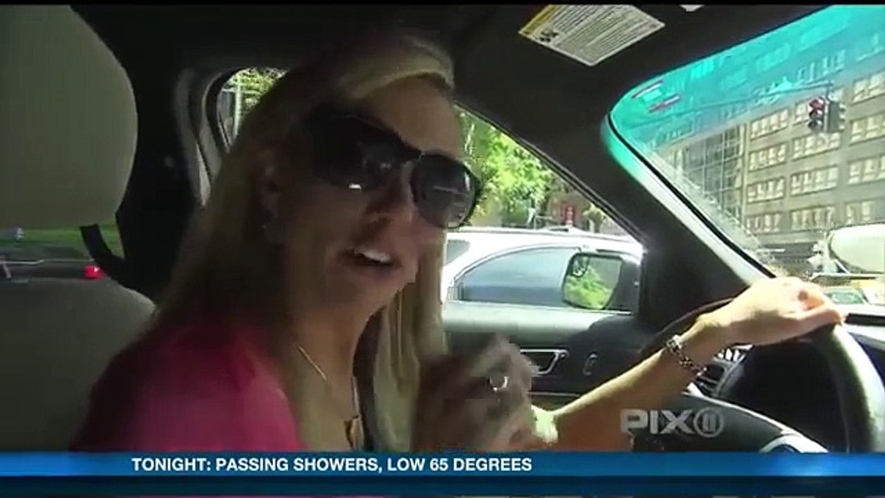 PIX News at Ten   Julie Grauert hot body, legs & high heels in tight dress 6 09 13)