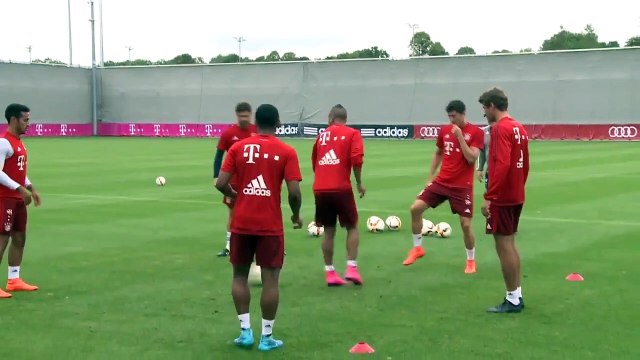 Douglas Costa passe un petit à Vidal pour son premier entrainement