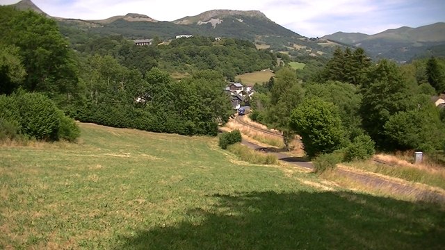 TER d'AUVERGNE, dans le paysage, de La Banne d'Ordanche, du Tenon, et du Puy Gros, Ligne LE MONT-DORE CLERMONT-FD, le 12 Juillet 2015 - X 73 500.