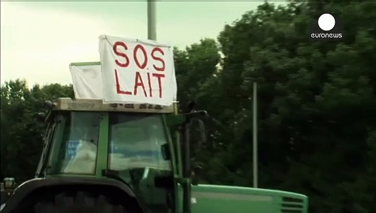 Belgian dairy farmers block roads in more price protests