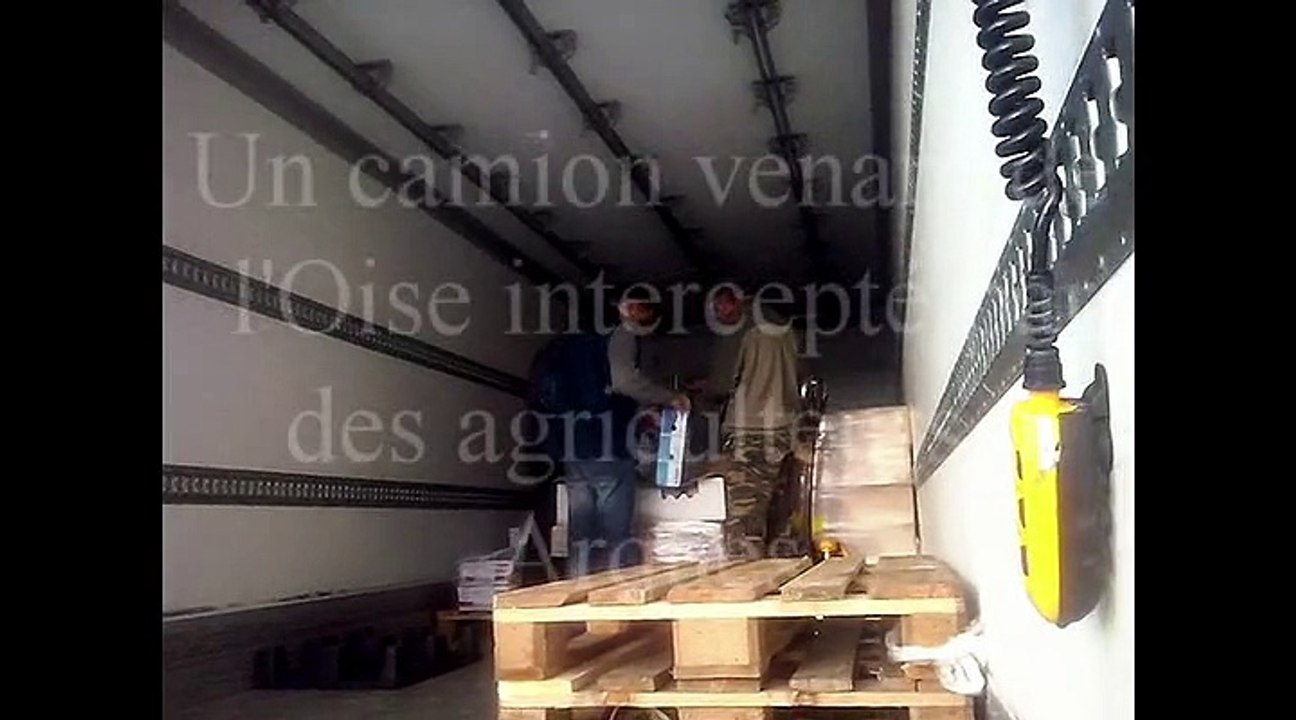 Des agriculteurs vident un camion à Arques