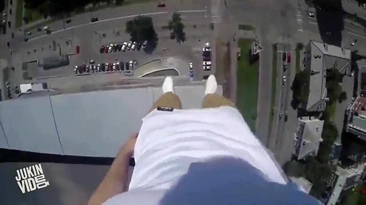 Dudes Do Stunts Off the Edge of Skyscraper _ npmake.com