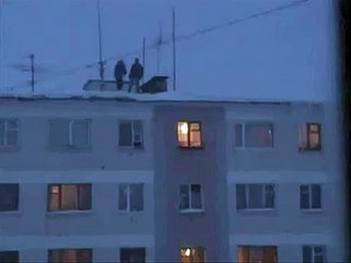 2 Crazy People Jumping Off A Building - 2 Oameni Nebuni Sarind De Pe Un Bloc
